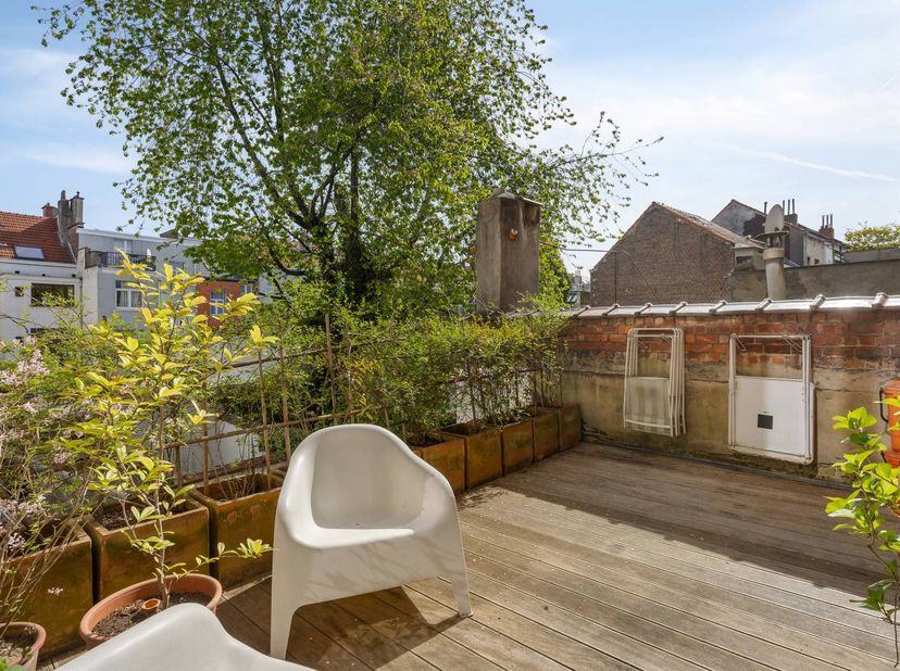 Gelegen in het hart van Elsene, in een rustige en gegeerde straat, zal dit prachtige appartement met 3 slaapkamers van ca. 130 m² u bekoren door zijn
