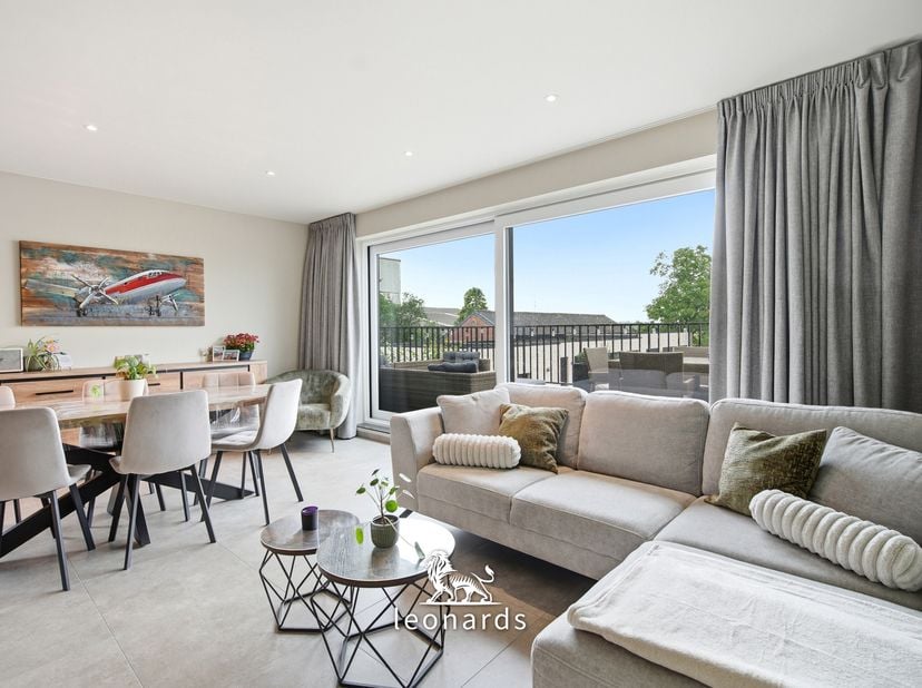 Dit recente appartement ligt op een uitstekende locatie in Lendelede, vlak bij belangrijke invalswegen. Dankzij het uitstekende EPC-label A voldoet de