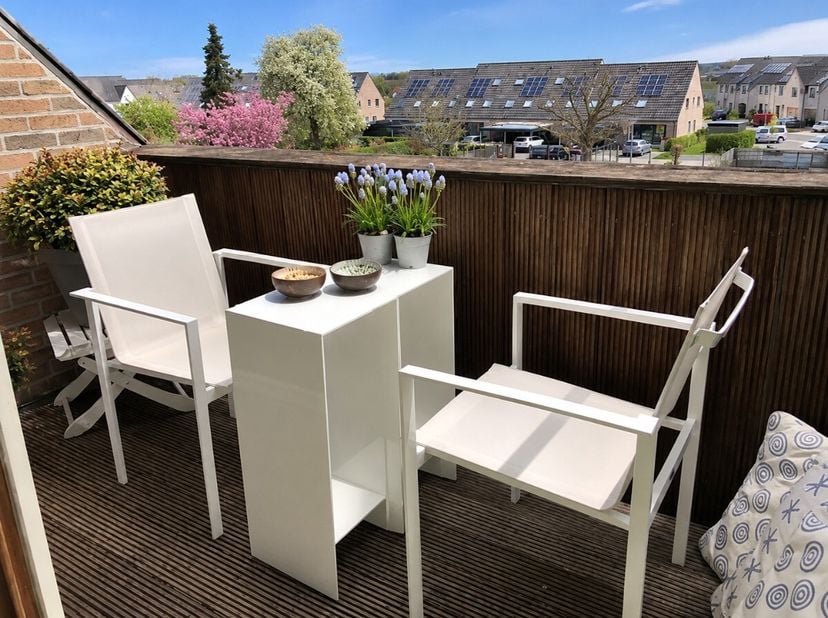 Bent u op zoek naar een instapklaar duplexappartement op een centrale en vlot bereikbare ligging? Dan is dit verzorgde appartement zeker een bezoek wa