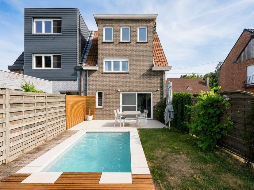 Deze instapklare woning werd compleet gerenoveerd sinds 2015 en staat zowel technisch als praktisch in orde! Het EPC met B-label (176 kWh) liegt er da