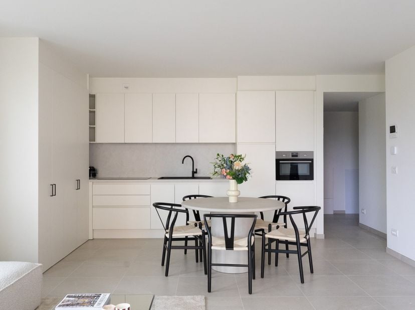 Gezellig appartement op de eerste verdieping die beschikt over een gezellige leefruimte, open keuken, 1 slaapkamer, badkamer, afzonderlijk toilet en b