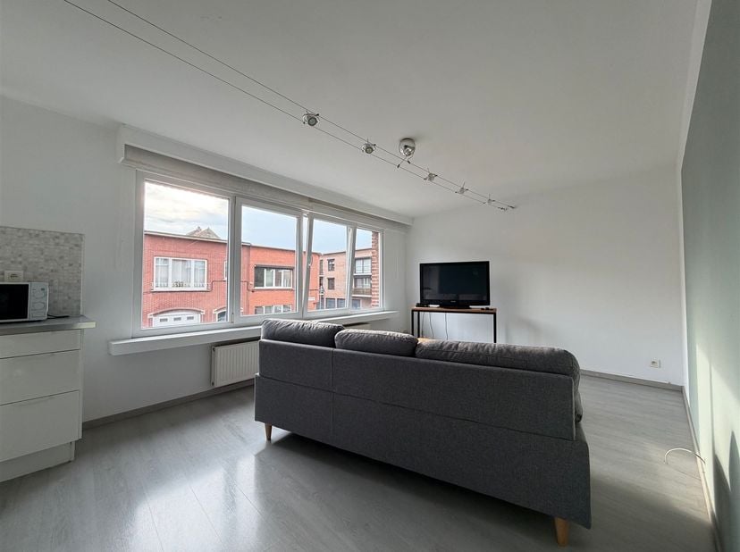 Indeling: Leef- en eetruimte, open keuken, 1 slaapkamer, badkamer, bergruimte.<br />
<br />
Beschrijving: Dit lichtrijke appartement is gelegen op d