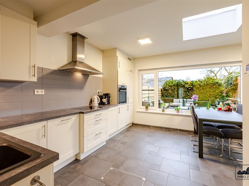 Bent u op zoek naar een instapklare halfopen bebouwing met 3 slaapkamers en de mogelijkheid tot het creëren van een 4de slaapkamer? Dan is deze woning