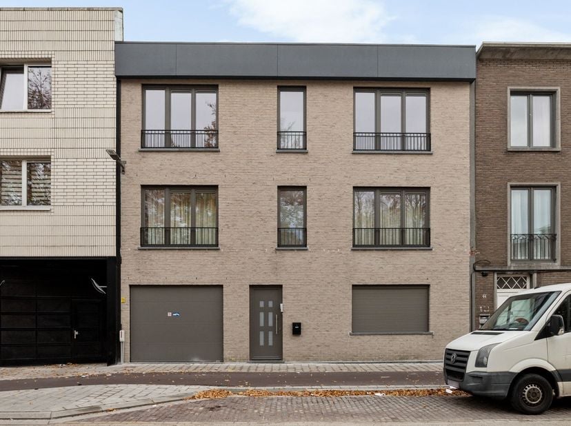 Ligging: Dit prachtig appartement is centraal gelegen nabij de Bredabaan en de Groenendaallaan. Op wandelafstand van verschillende scholen, winkels, h