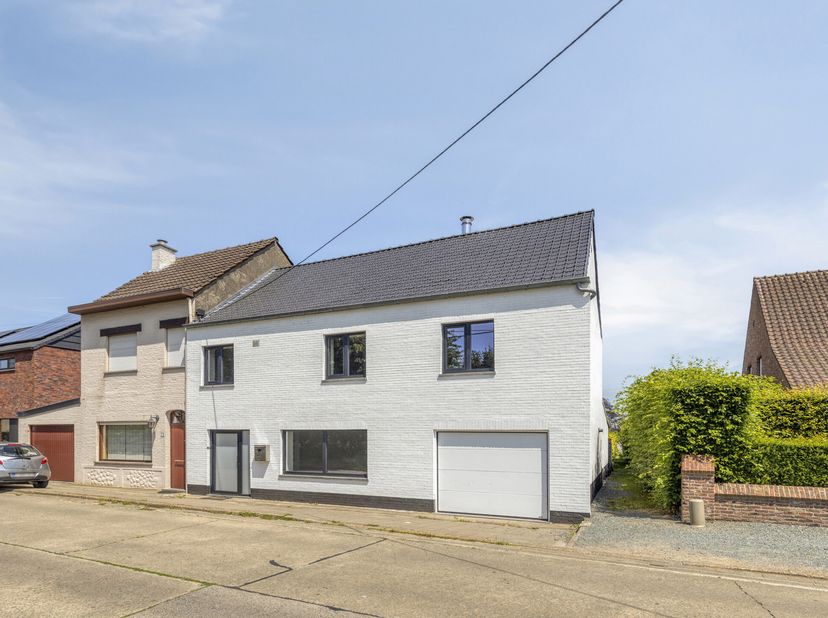 Deze zeer gezellige woning werd de voorbije jaren van A tot Z gerenoveerd en is zeer gunstig gelegen. Winkels, warenhuizen, scholen, openbaar vervoer