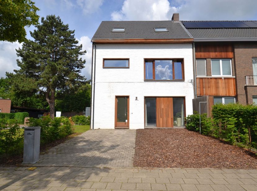 Deze instapklare woning werd in 2025 gerenoveerd en staat nog in de grondverf. Voorheen was in deze bel-étage een handelspand met bovenliggende woning
