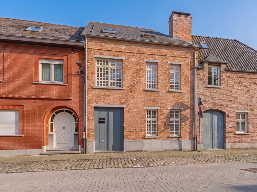 KARAKTERVOLLE, INSTAPKLARE BURGERWONING MET PRACHTIGE LEEFRUIMTE, BUREAU, 3 SLAAPKAMERS EN ZUIDGERICHTE TUIN.<br />
 Deze ruime en prima onderhouden