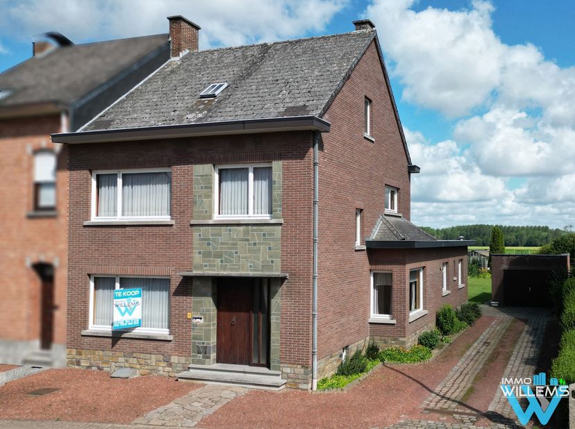 Op een vlot bereikbare ligging in Herent bevindt zich deze driegevelwoning met een bewoonbare oppervlakte van ca. 176 m² en tal van mogelijkheden voor