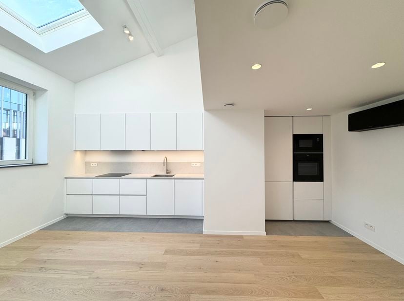 ETTERBEEK – Dicht bij de Europese Instellingen en de wijk de Chasse. Prachtig DUPLEX-APPARTEMENT, volledig en smaakvol gerenoveerd van ±60m² (1SLK/1DB