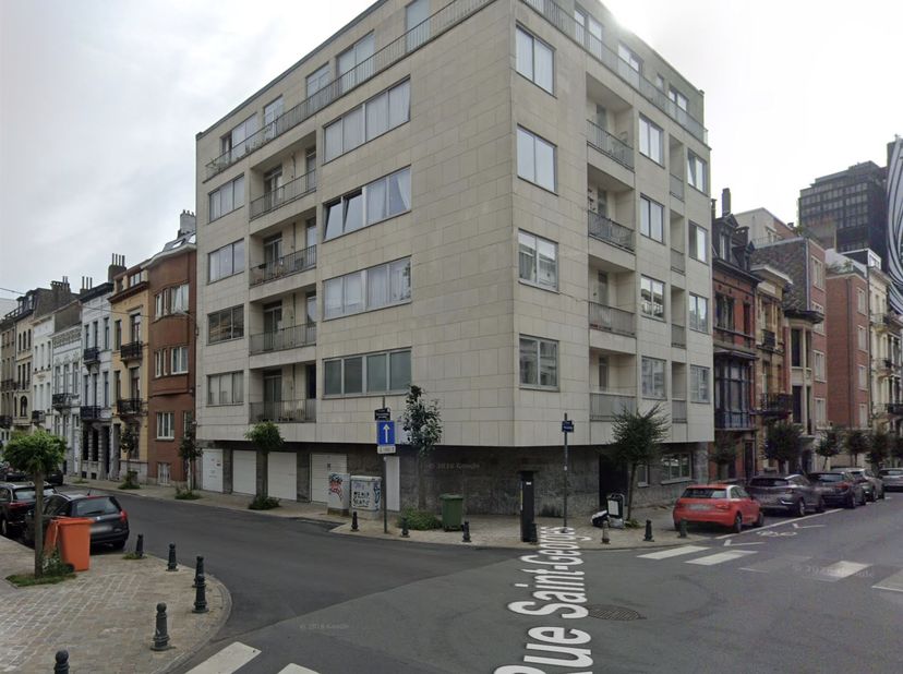 A deux pas de l'Avenue Louise et la Bascule. <br />
Emplacement de voiture en sous-sol pour une voiture. ( petite ou taille moyenne ) <br />
Porte d