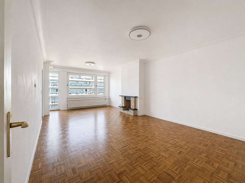 In de wijk Edmond Machtens biedt Trianon Invest u dit prachtige, volledig gerenoveerde appartement (2019) van 85 m² aan, gelegen op de 6e verdieping v