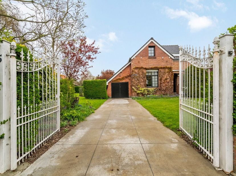 Karaktervolle villa met zuidwest gerichte tuin op een perceeloppervlakte van 1142m² voorzien van een garage en grote extra schuur/aterlier.<br />
Inde