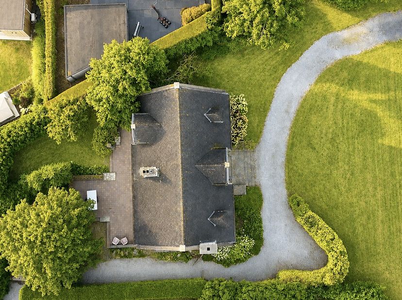 Ruime vrijstaande villa met uitzonderlijk veel woonvolume op een uitstekende ligging in Eeklo.<br />
Op een strategische locatie in Eeklo, vlakbij de