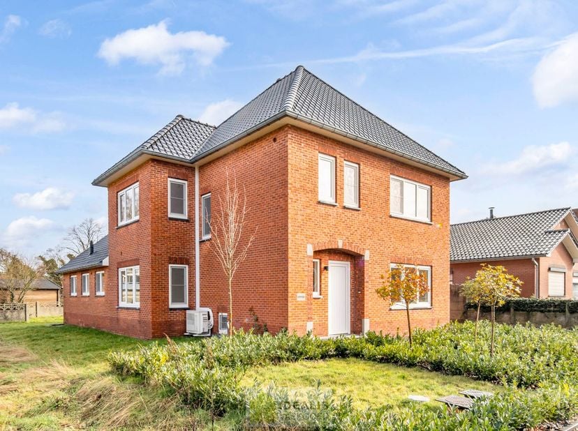 IDEALIS VASTGOED – Schitterend volledig vernieuwde woning met een heerlijke open leefruimte, luxe keuken, 3 ruime slaapkamers, twee badkamers én een r