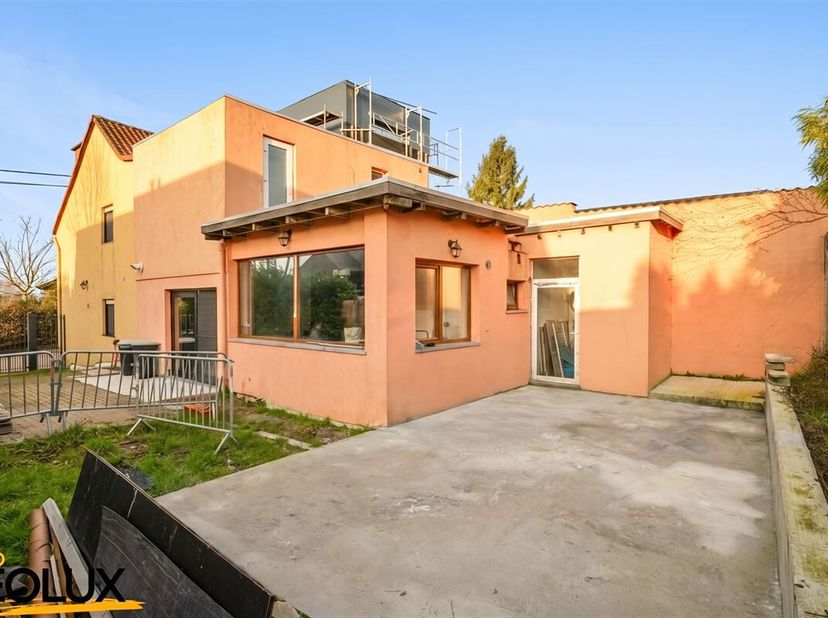 Immo Leolux propose cette maison entièrement rénovée et prête à l'emploi, située au calme à Asse. En entrant dans la maison, la porte d'entrée mène au