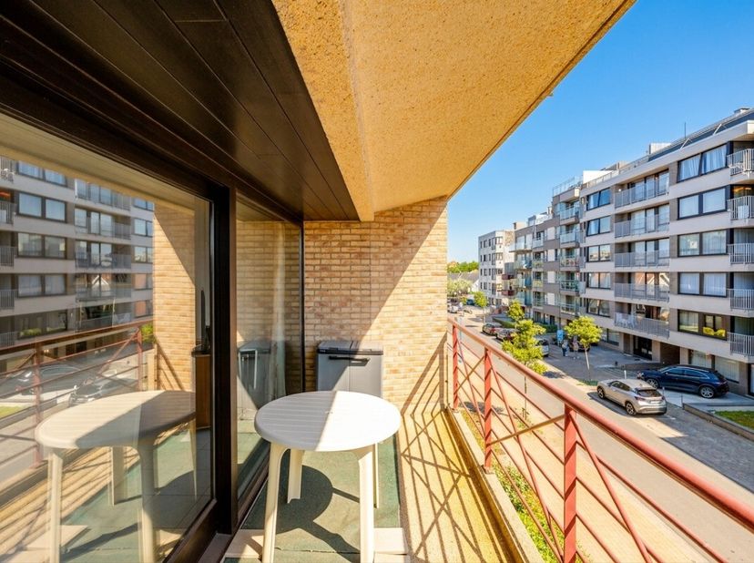 Ruim appartement in het centrum van Koksijde, vlak bij openbaar vervoer en winkels. Dit appartement combineert een centrale ligging met een praktische