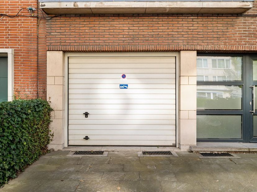 Situation : Cette propriété, actuellement divisée en un studio et deux appartements, est située dans la Jupiterstraat, dans le quartier résidentiel et
