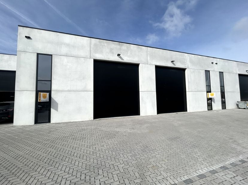 Op het bedrijventerrein Deinze Noord, vlak bij de op- en afrit van de E40 (Drongen), bevindt zich deze hoogwaardige nieuwbouw KMO-unit met een totale