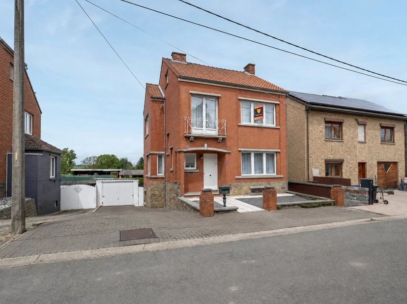 Rustig en landelijk gelegen in de Sint-Antoniusstraat 2A te 3770 Valmeer (Riemst), bevindt zich deze zeer goed onderhouden halfopen bebouwing met tal