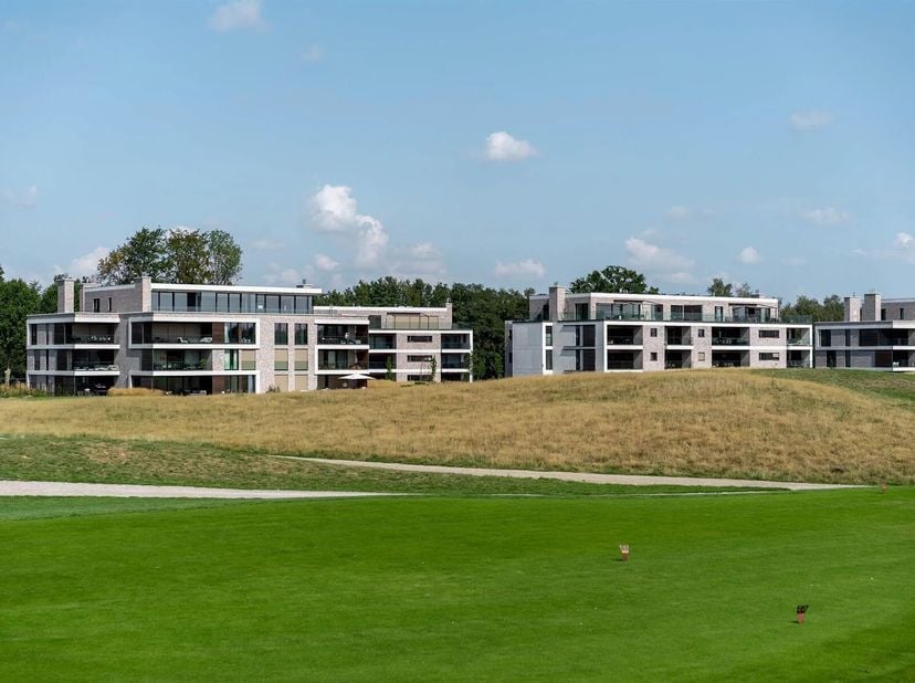 Deze luxueuze PENTHOUSE van 218 m², gelegen in een residentie grenzend aan de golf van Sterrebeek, geniet niet enkel van prachtige zichten en een unie