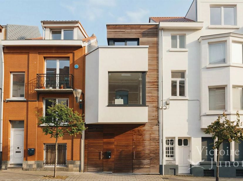 Victoire-Junot presenteert dit charmante passieve woning van ongeveer 75 m², volledig gebouwd in hout in 2019. Het bestaat uit een woonkamer/eetkamer