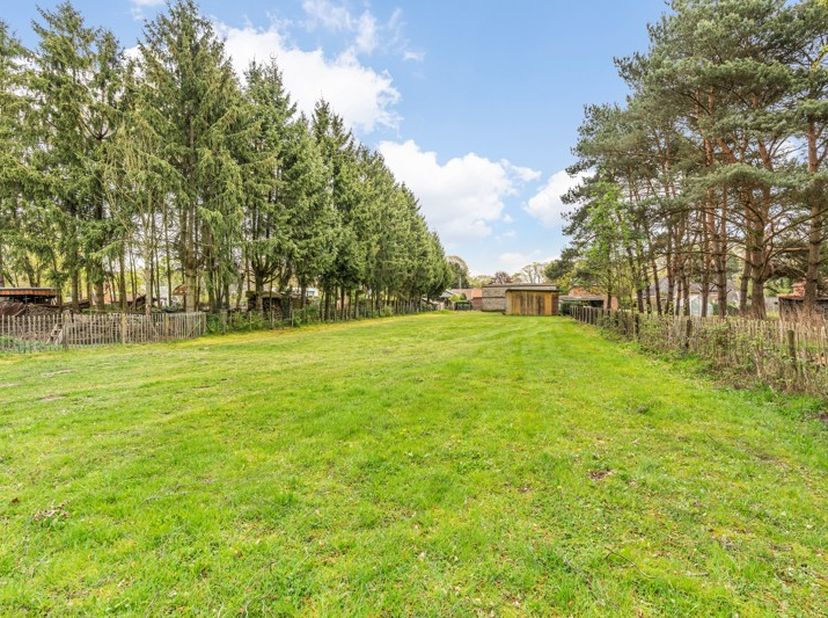 Ben je iemand die op zoek is naar een unieke woonplaats waar je kan (ver)bouwen met zicht op het Albertkanaal en waar het houden van dieren aan huis m