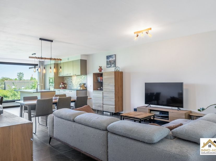 Dit modern appartement met 1 slaapkamer bevindt zich op de eerste verdieping van een recente residentie in Kwatrecht, ideaal gelegen tussen Melle en W