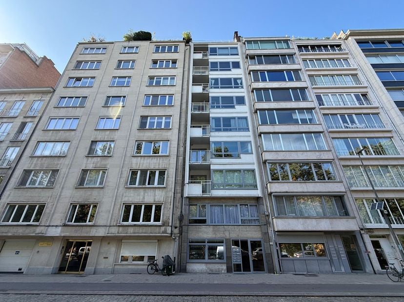 Instapklaar appartement met prachtig zicht op Stadspark.<br />
<br />
Indeling :<br />
<br />
Inkomhal : +/- 14 m², parket.<br />
Vestiaire : +/- 3 m²