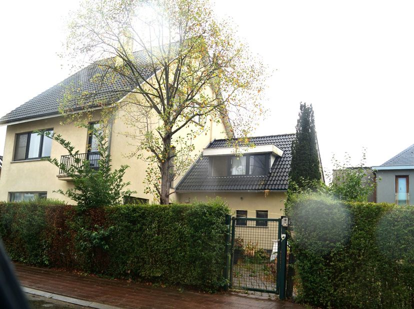 Een vrijstaande eengezinswoning met een klassieke uitstraling in een residentiële groene en rustige woonomgeving.<br />
De woning bestaat uit meerdere