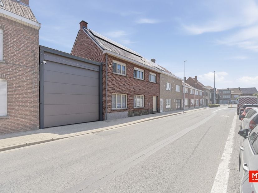 Dit pand combineert drie zaken die je zelden samen tegenkomt: een&amp;nbsp;instapklare&amp;nbsp;woning, een ruime&amp;nbsp;loods&amp;nbsp;én een&amp;nbsp;centrumligging.