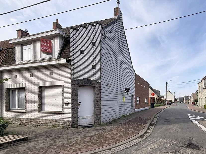 MAISON À RÉNOVER - <br />
<br />
Maison située à proximité du centre d'Avelgem.<br />
Composition : salon, salle à manger avec cuisine attenante, véra