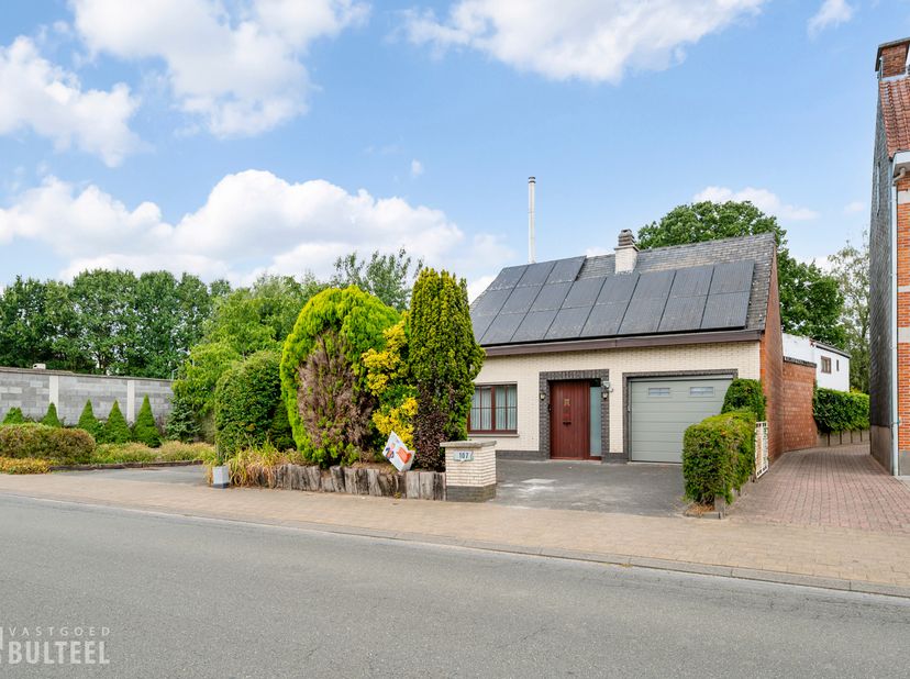 Op een uitstekende locatie aan de rand van Sint-Niklaas vinden we deze te renoveren vrijstaande woning op een ruim perceel van maar liefst 1.517 m2. D