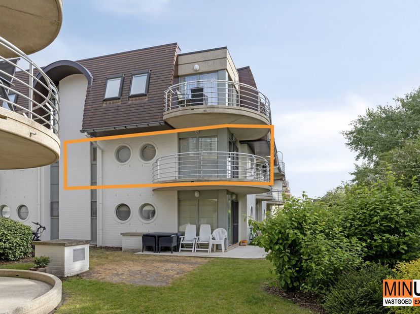 Deze charmante vakantiewoning is gelegen in residentie Blutsyde Promenade aan de Derbylaan te Bredene en geniet van een rustige ligging op een afgeslo
