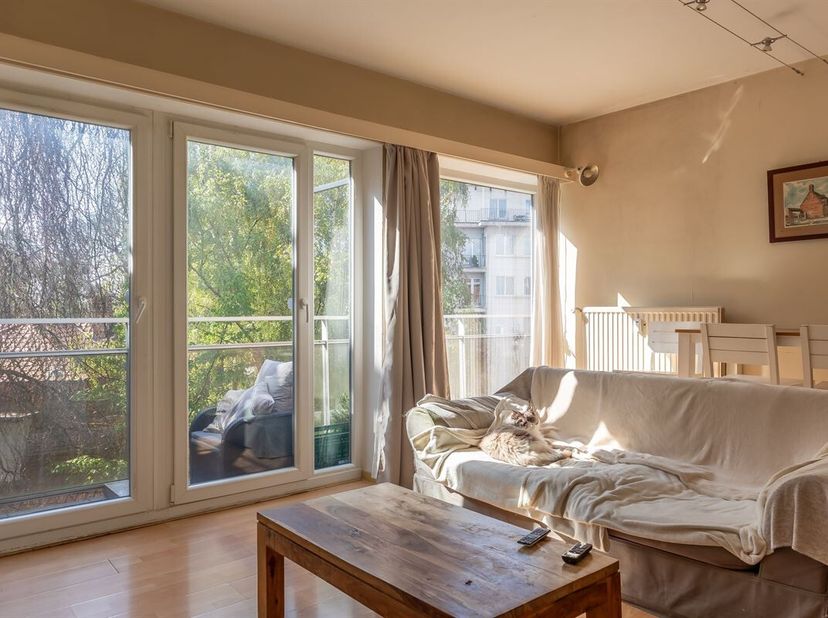 Property One, uw vastgoedpartner in Ukkel, biedt u dit charmante éénslaapkamerappartement aan, ideaal gelegen aan de rand van het Ter Kamerenbos in Uk