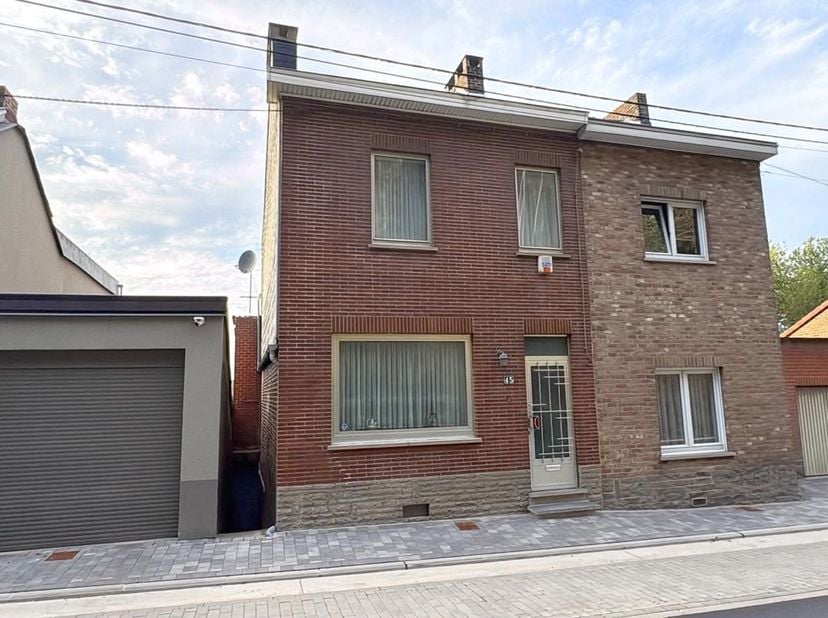 Maison à vendre à Rue Sous-le-Bois 45,
                    6044 Roux