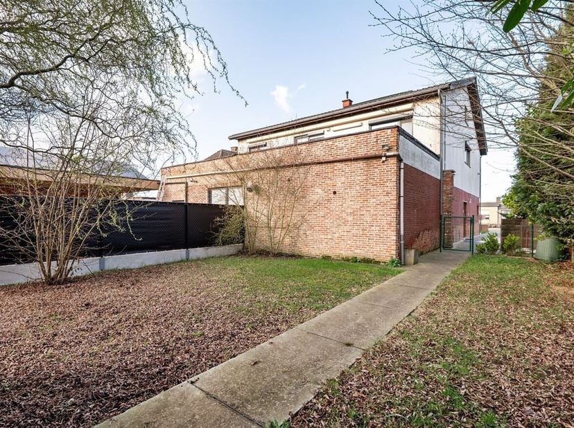 Openhuizendag op zaterdag 13 juni van 15u30 - 16u30<br />
Ruim duplex appartement  met 4 slpks, 4 buitengevels, groot terras, tuin en EPC B!<br />
Dit