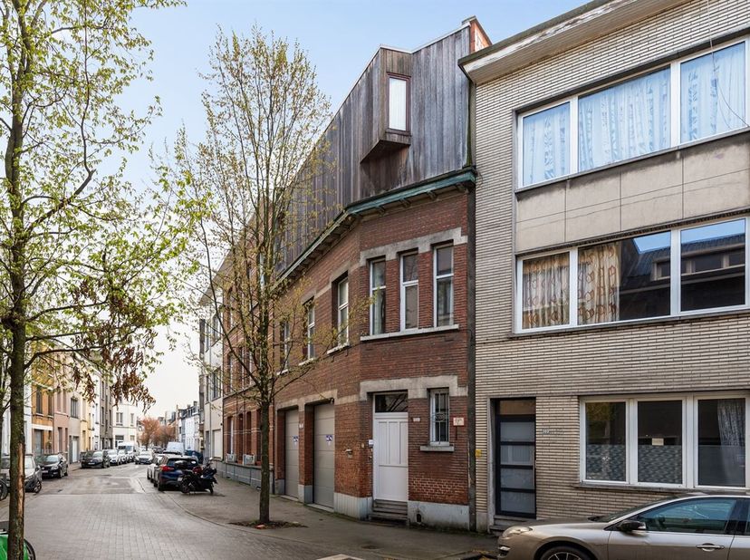 Bel-etage moderne et prêt à l'emploi (168m²) avec 3 chambres à coucher avec terrasse spacieuse (27m²) et 2 garages intérieurs dans un endroit calme à