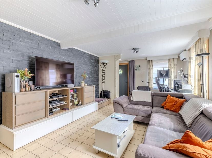 Gelijkvloerse woning met 1 slaapkamer gelijkvloers en 2 slaapkamers op de eerste verdieping. <br />
Via de inkomhal betreden we de woning waarna we to