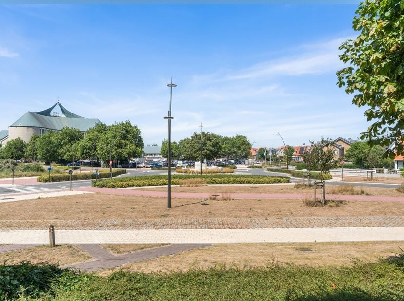 Charmant appartement in Koksijde, gelegen in een groene en rustige omgeving nabij het centrum en openbaar vervoer. Dit aangename appartement combineer