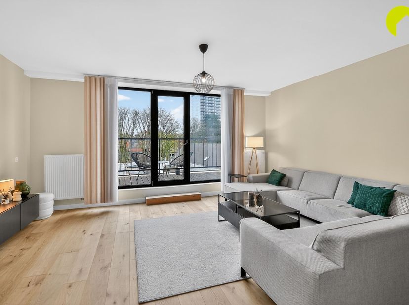 IN OPTIE!<br />
<br />
Dit volledig gerenoveerde duplex appartement van 171 m² en met zonnig zuid-terras vinden we vlakbij het centrum van Wilrijk,
