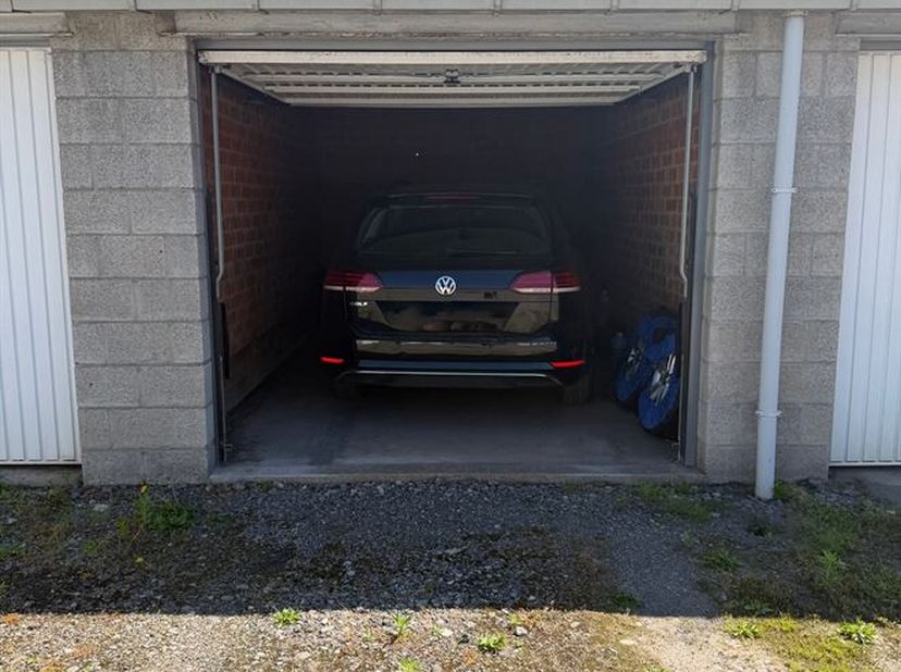 Garagebox te koop in Mechelen<br />
Op zoek naar een veilige en praktische parkeer- of opslagoplossing? Deze garagebox is gunstig gelegen in Mechelen