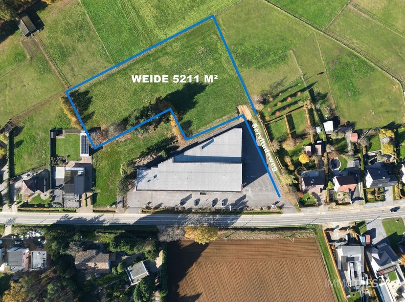 Weide van 5.211 m²:  perfect voor paarden, schapen, geiten of andere dieren, gelegen tussen andere weiden in een bosrijk gebied. <br />
Ligging en om