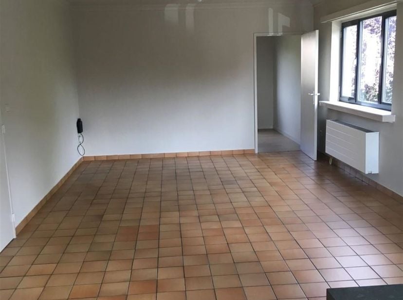 Appartement van +/-81 m² met garagebox op loopafstand van het centrum<br />
<br />
<br />
Ligging: Het appartement is gelegen in de Leemstraat in t
