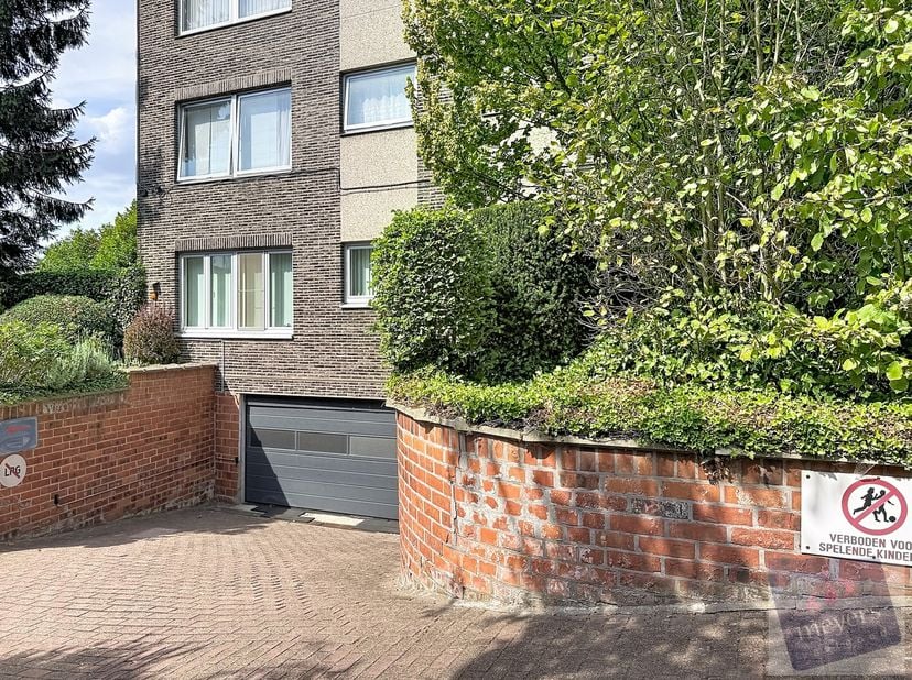 Bent u op zoek naar een veilige parkeer- of opslagplaats op een vlot bereikbare locatie? Dan zijn deze twee ondergrondse garageboxen, gelegen aan de V