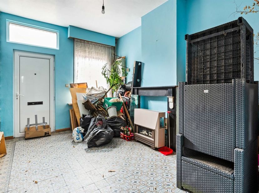 Te renoveren gezinswoning met 3 slaapkamers en terras<br />
Indeling<br />
Gelijkvloers<br />
Via de inkomhal betreedt u de woning. Vanuit de hal bere