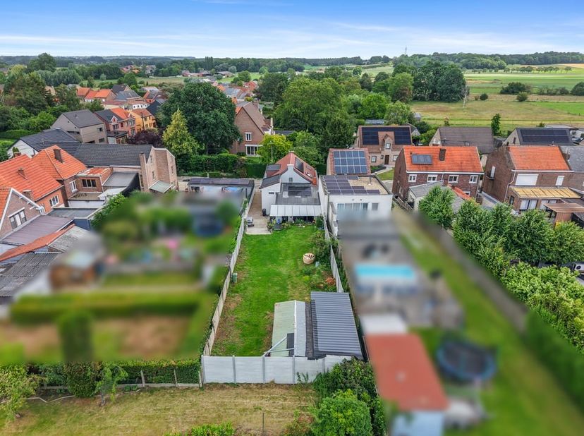 Deze charmante open bebouwing, gelegen aan Bonastraat 4 in 3350 Linter, combineert een karaktervolle uitstraling met het comfort van vandaag. Met een