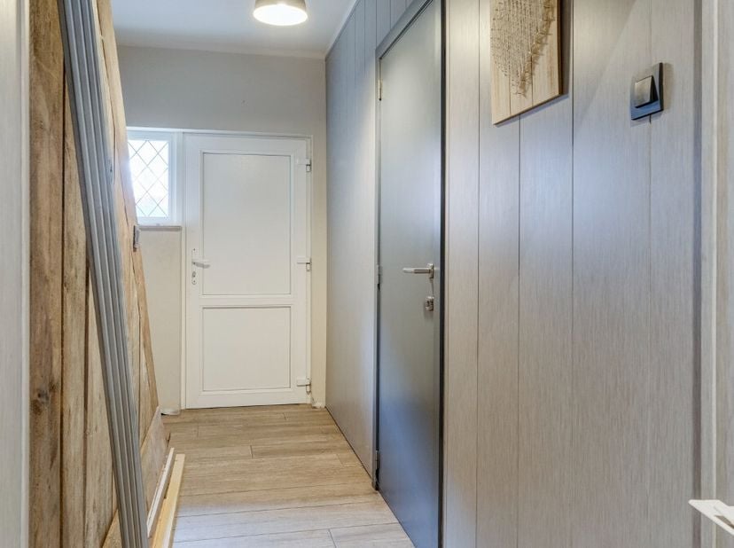 À vendre : maison semi-ouverte située dans un cadre rural entre Herk-de-Stad et Hasselt, avec un profond jardin verdoyant. Cette maison rénovée de 195