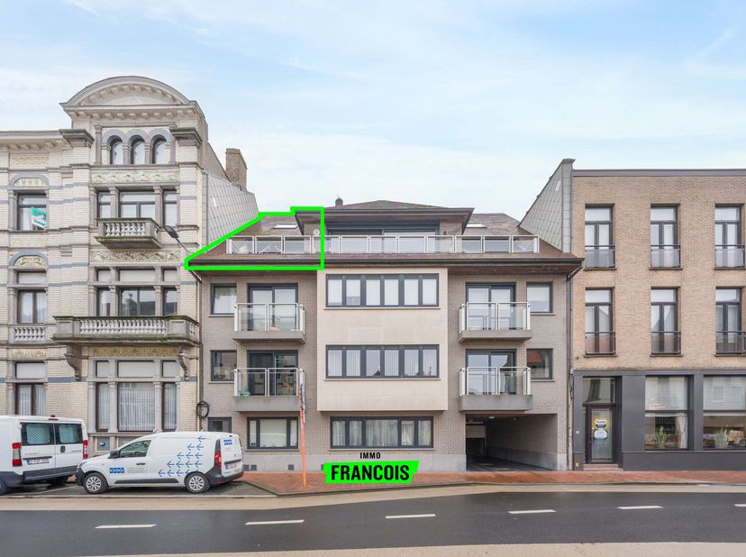 Dit lichtrijke duplex-appartement is gelegen op een uiterst centrale locatie in Blankenberge, in een recente en verzorgde residentie die alle hedendaa
