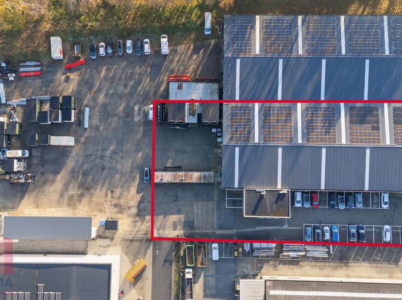 Bedrijfsgebouw te huur met 1.270 m² magazijnruimte en 570 m² kantoorruimte verdeeld over gelijkvloers en verdiep.&amp;nbsp;Het afgesloten terrein geniet v