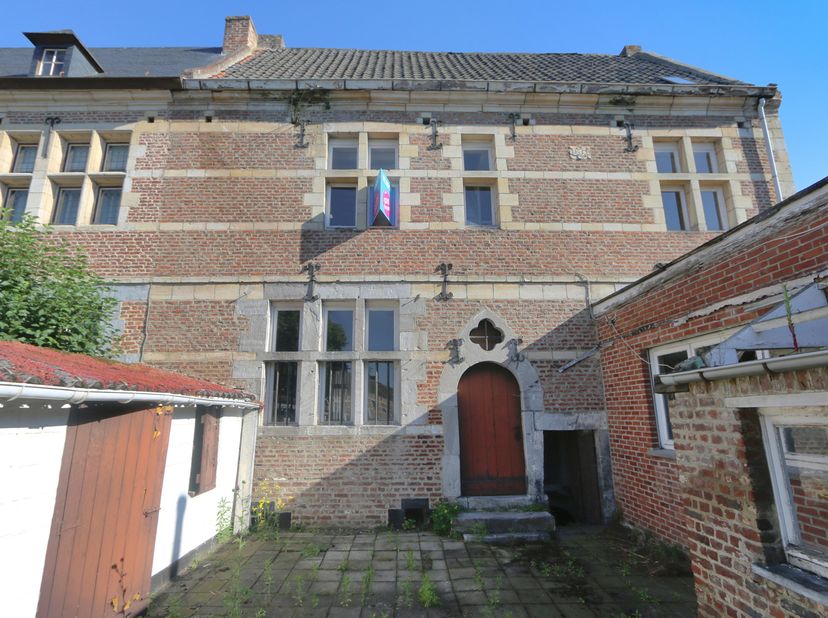 UNIEK AANBOD IN HET TONGERS BEGIJNHOF<br />
Authentieke begijnenwoning van bouwjaar 1655 met er langs een bouwperceel waarop zich momenteel 6 garagebo